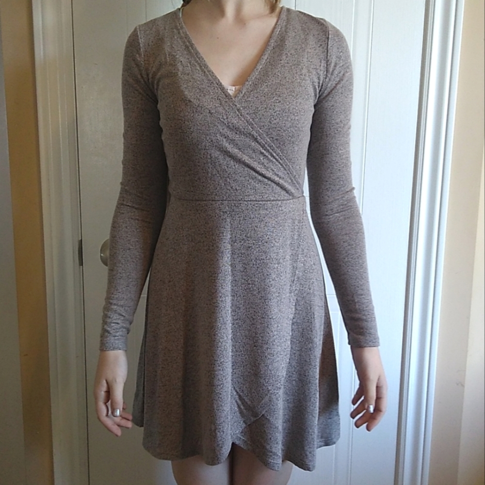 NWT Forever 21 Long Sleeved Sweater Dress in Soft Heathered Neutral Size Small